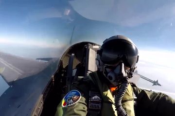 Helicopter dan 8 Pesawat Tempur F-16 TNI-AU Meriahkan HUT TNI Ke 77