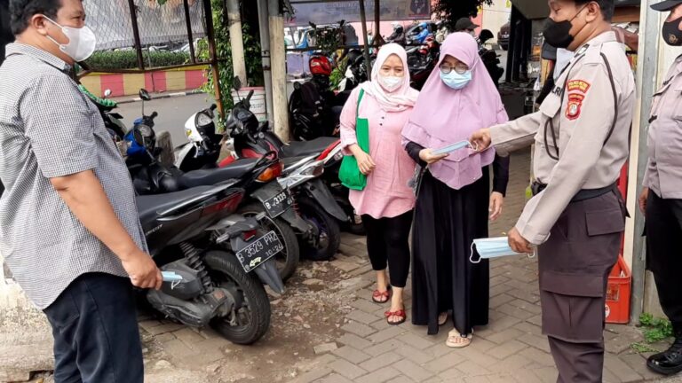 Gelar Giat Jakarta Bermasker, Polisi di Jatinegara Berbagi Masker Gratis ke Warga