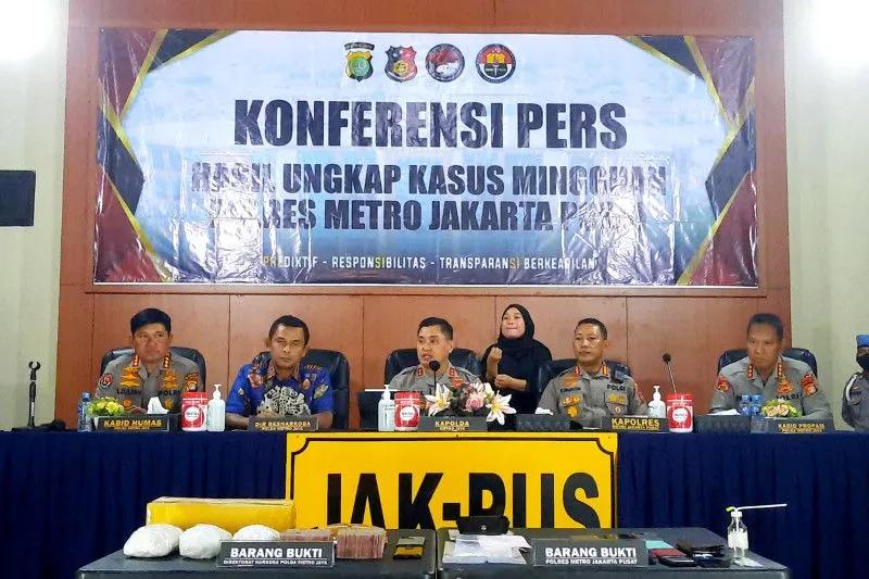 Polda Metro Pecat Lima Personel