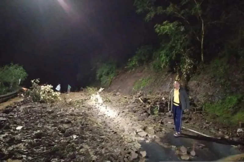 Pagi Ini Jalur Wisata Senggigi-Pemenang Masih Tertutup Longsor