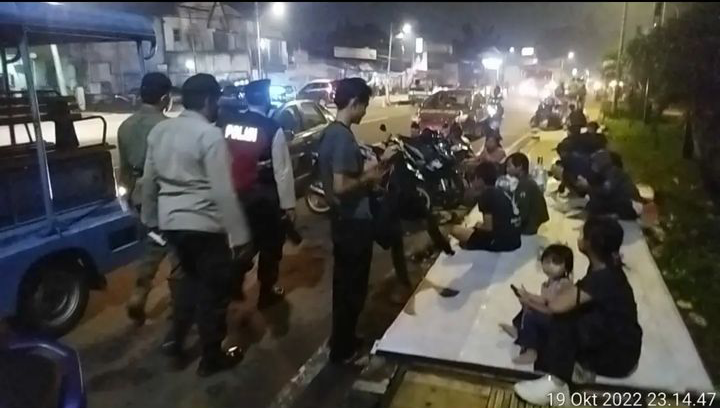 Antisipasi Guankamtibmas di Malam Hari, Polisi dan Satpol PP di Pasar Rebo Sasar Lokasi Tongkrongan Anak Muda
