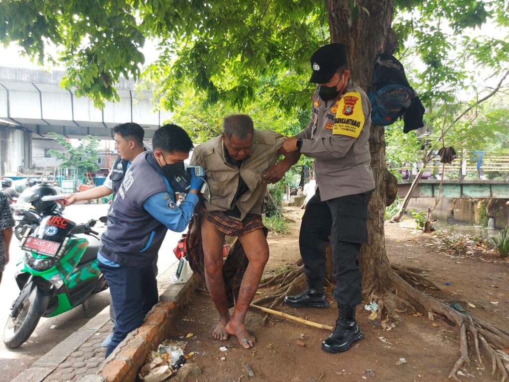 Bhabinkamtibmas Roa Malaka Polsek Tambora Bantu Tunawisma Yang Sakit Di Pinggir Jalan