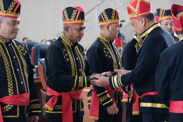 Kapolda Sulut Dianugerahi Gelar Adat Minahasa “Si Maendo Tonaas Gumigiroth Wangko Um Banua”