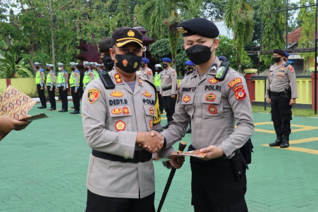 Berhasil Menangkap Pembawa Obat Ilegal, Kapolres Sukabumi Berikan Penghargaan Kepada Anggota