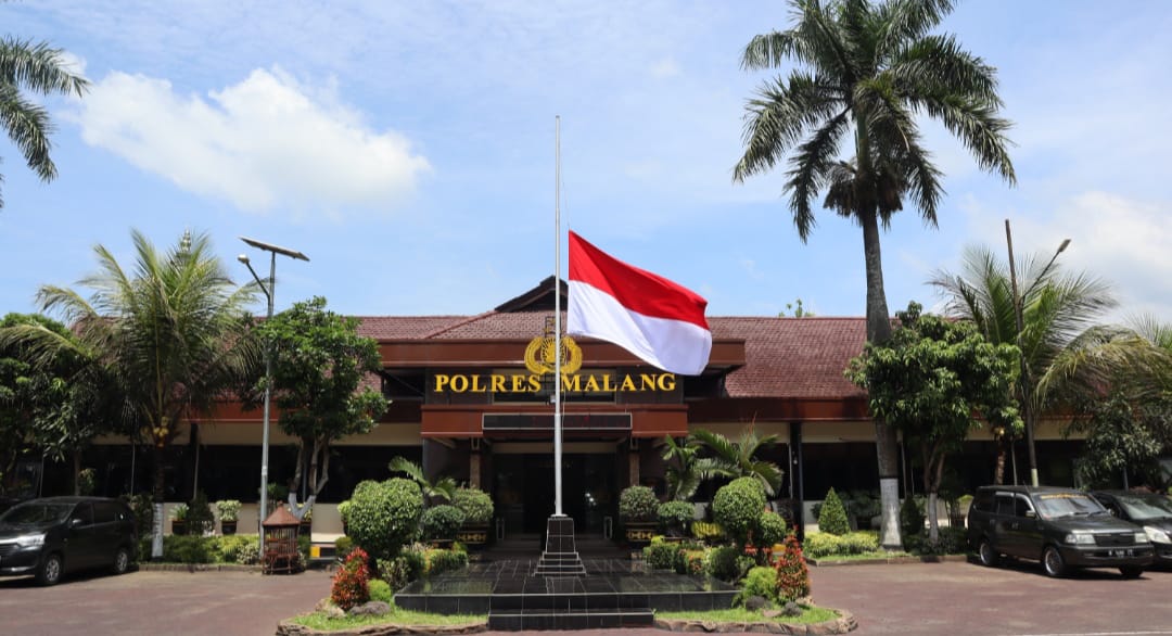 Menjelang 40 hari Peristiwa Kanjuruhan, Polisi di Malang Kibarkan Bendera Setengah Tiang