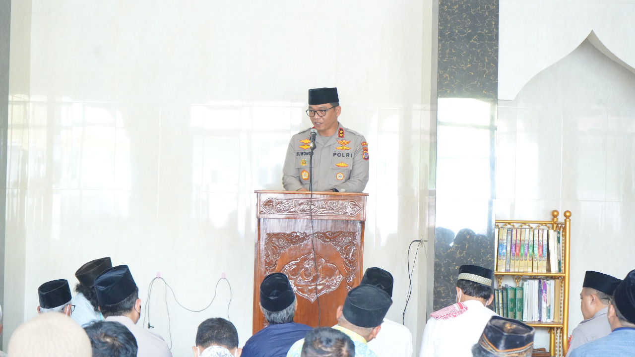 Kapolda DIY Menyapa Jemaah Sholat Jumat di Masjid Al-Huda Sleman