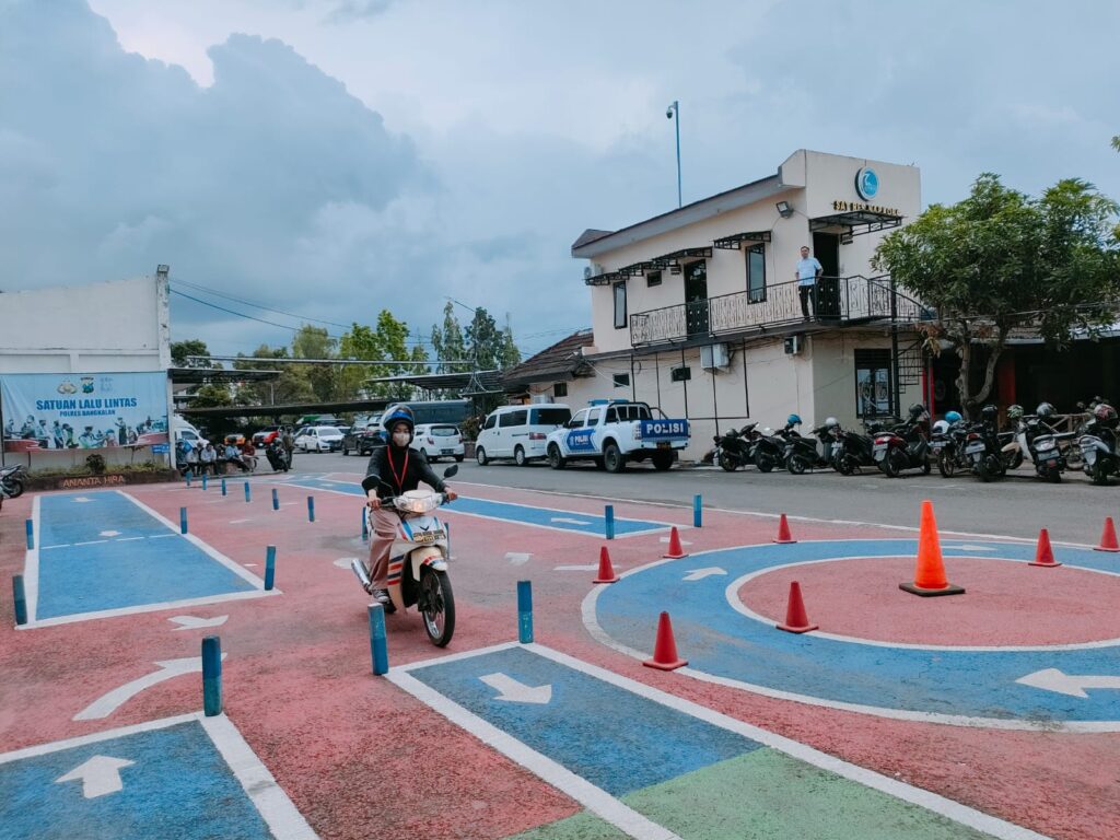 Kesulitan Hingga Gagal Praktek SIM, Satlantas Polres Bangkalan Beri Pelatihan Gratis Sampai Lolos