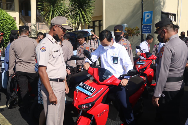 Polda Sulut Sosialisasikan Penggunaan Kendaraan Listrik ke Personel