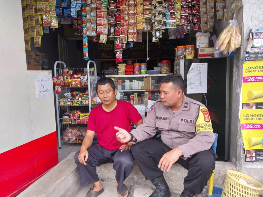 Temui Ketua RT, Bhabinkamtibmas Beri Himbauan Harkamtibmas dan Prokes 19