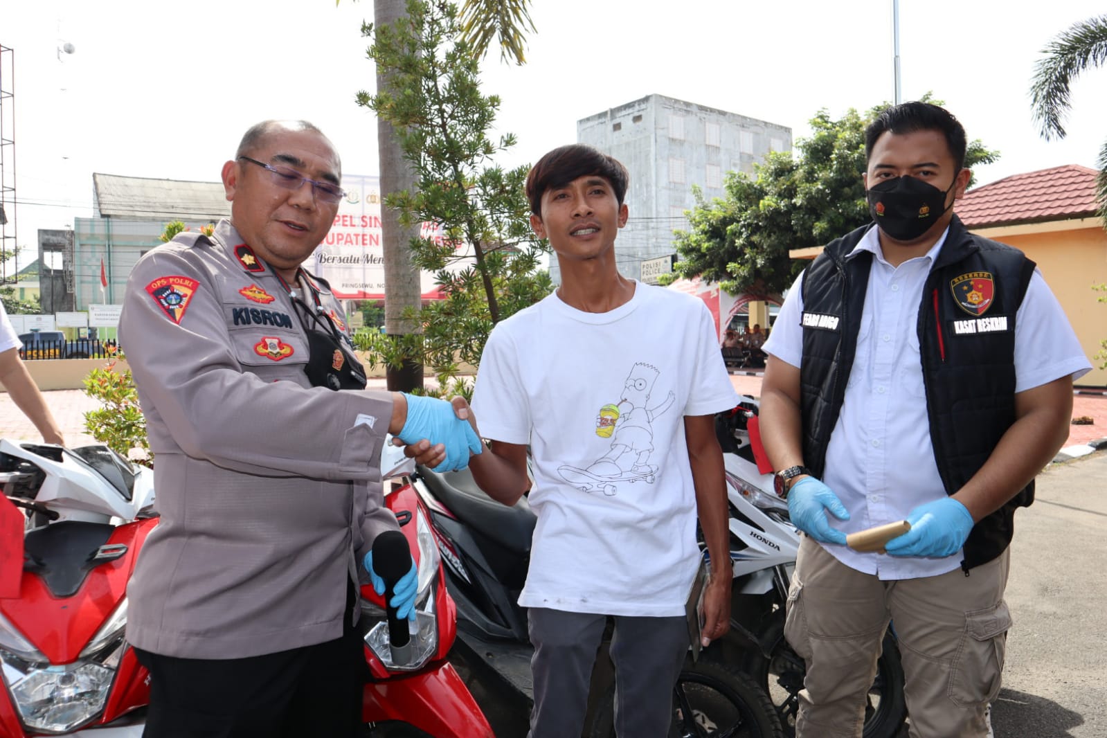 Polres Pringsewu Serahkan BB Sepeda Motor Hasil Curanmor Kepada Pemiliknya