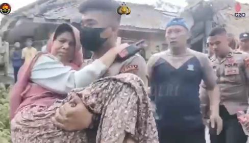 Brimob Evakuasi Korban Gempa Terjepit Runtuhan Tembok
