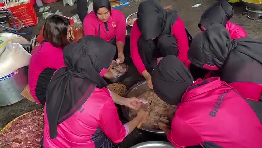 Bhayangkari dan Polwan Polres Cianjur Masak untuk Warga Korban Gempa Cianjur