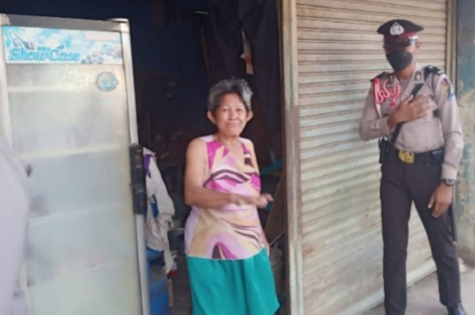 Seorang Nenek Terkunci Di Sebuah Toko Diselamatkan Polisi