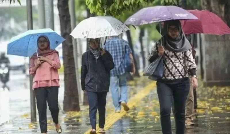 Senin, Sejumlah Wilayah Jakarta Berpotensi Hujan Petir Pada Sore Hari