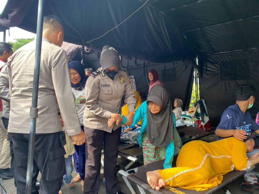 Polwan Ini Tetap Layani Masyarakat Meski Rumah Rusak Akibat Gempa