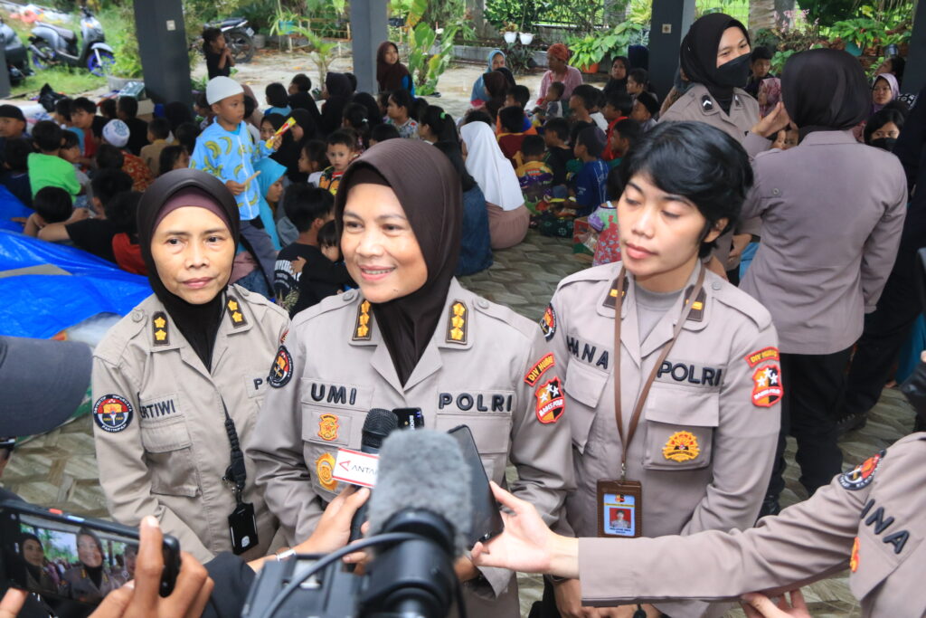 Polwan Divhumas Polri Hibur Anak-anak Korban Gempa Cianjur