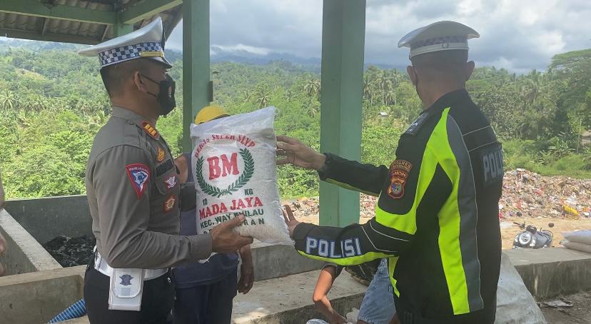 Sat Lantas Polres Tanggamus Tebar Kebaikan kepada Pemulung dan Pekerja TPA Sampah