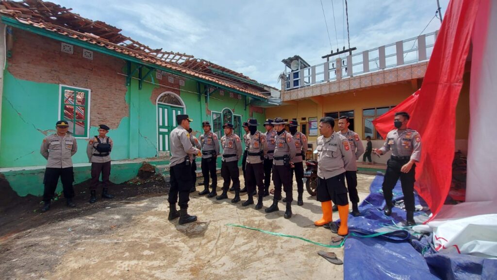Polri Tak Kenal Lelah Lakukan Kerja Bakti Pasca Gempa di Cianjur