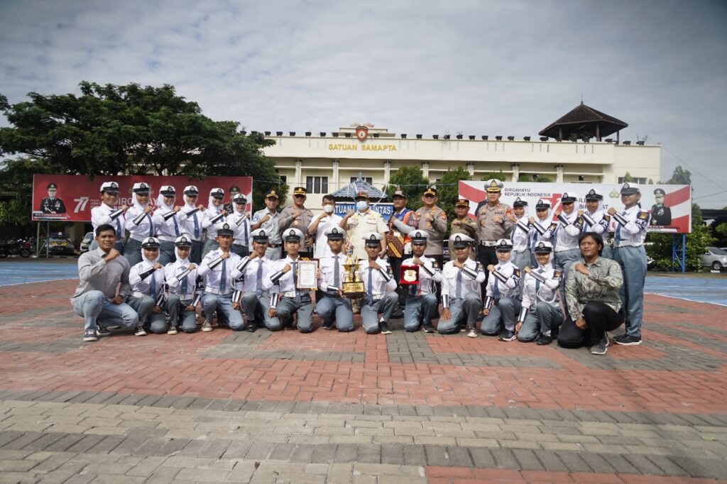 Bantu Tugas Kepolisian, Warga dan Pocil Direward Kapolres Metro Bekasi