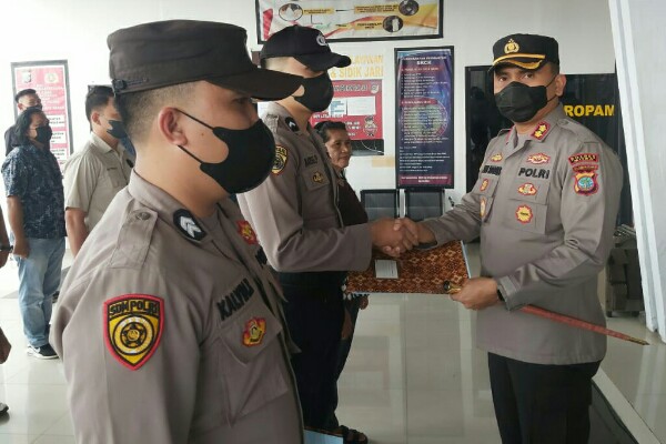 Kapolres Mitra Berikan Reward Kepada Personel Berprestasi dan Warga