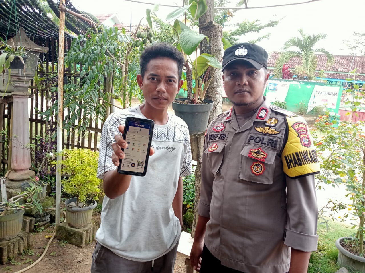 Bhabinkamtibmas Polsek Gunung Agung Sosialisasi Aplikasi Polri Super App.