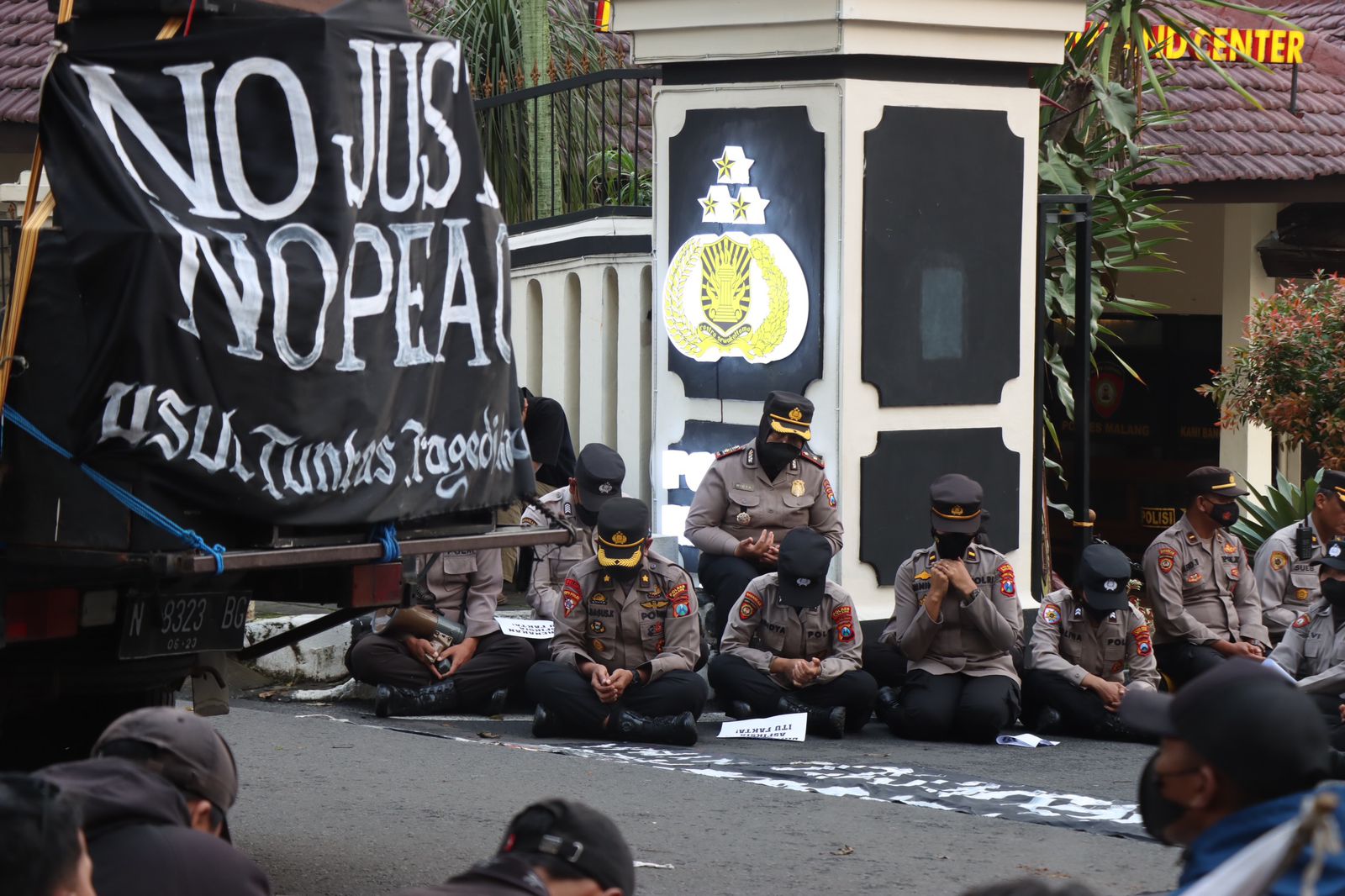 Viral Kesabaran Polisi Saat Pam Unjuk Rasa 135 Menit di Malang