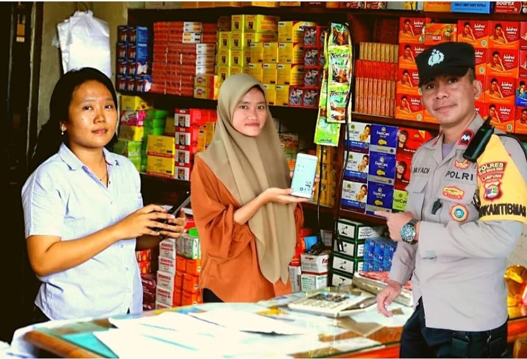 Bhabinkamtibmas Polsek Tumijajar Sambang dan Sosialisasikan Aplikasi Super APP Presisi Masyarakat Binaannya