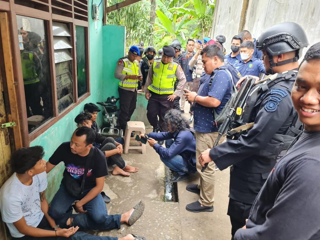 Polda Jambi Melakukan Penggerebekan Terhadap Rumah Yang Diduga Kerap Dijadikan Tempat Pesta Narkoba