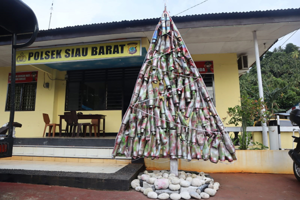 Unik dan Kreatif, Polsek Siau Barat ‘Sulap’ Knalpot Bising Sitaan Jadi Pohon Natal