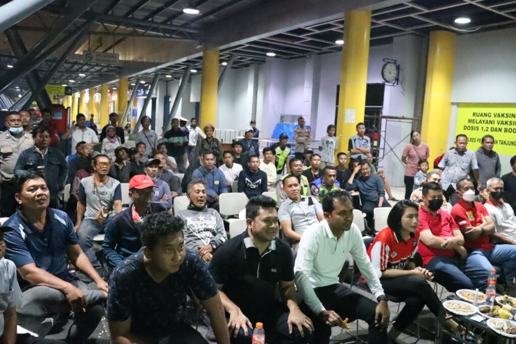 Silaturahmi dengan Warga, Polda Metro Jaya Gelar Nobar Final Piala Dunia di 13 Polres