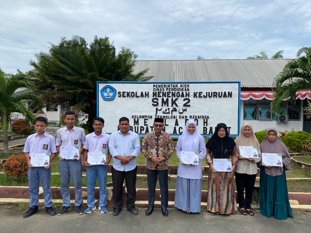 Kunjungi Meulaboh Haji Uma Serahkan Sertifikat Beasiswa PIP untuk Siswa SMK 2 Meulaboh