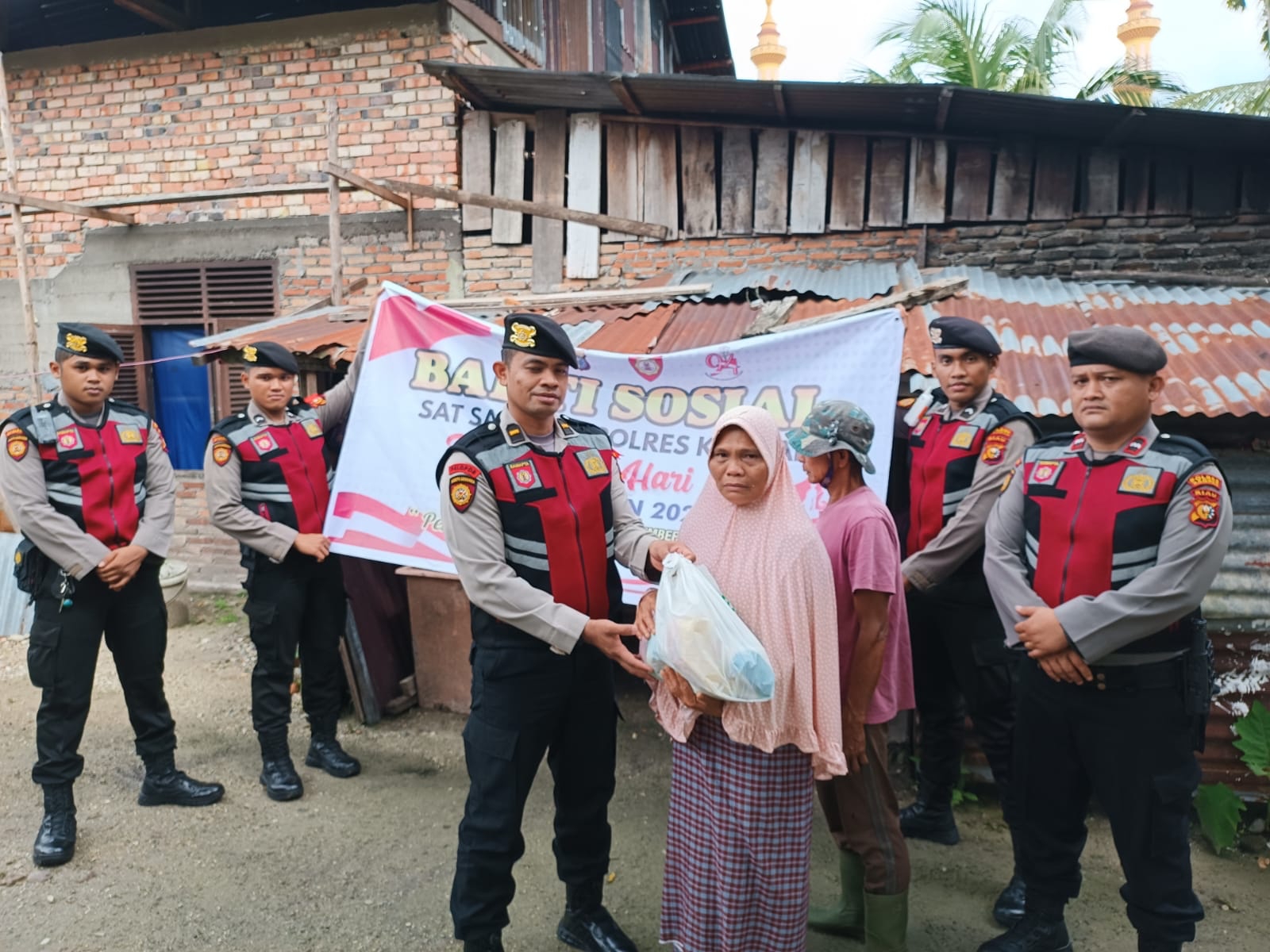Sempena Hari Ibu Nasional, Sat Samapta Polres Kampar Laksanakan Patroli Harkamtibmas dan Berbagi Bansos