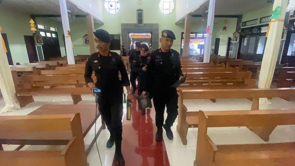 Jelang Hari Raya Natal Satbrimobda Polda DIY Sterilisasi 26 Gereja,di Sleman dan Gunungkidul