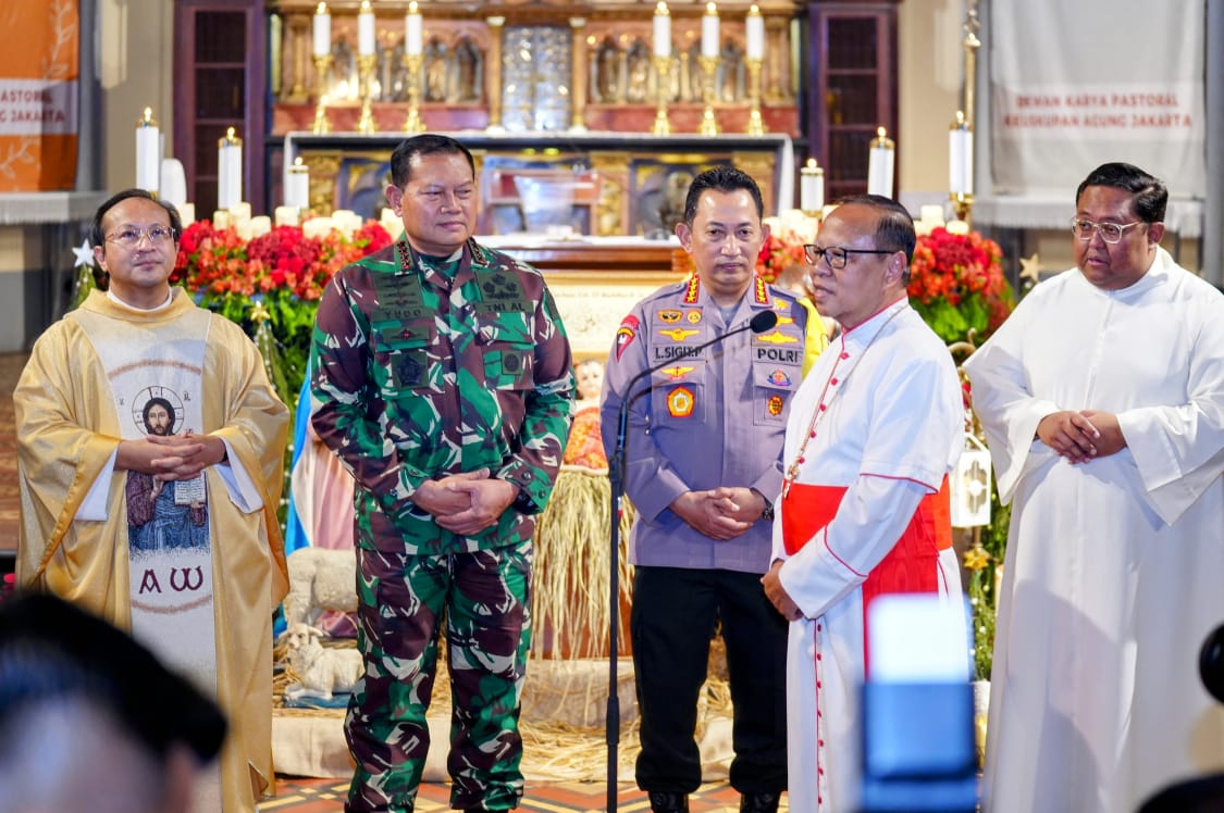 Kapolri Bersama Panglima TNI Tinjau Misa Natal 2022