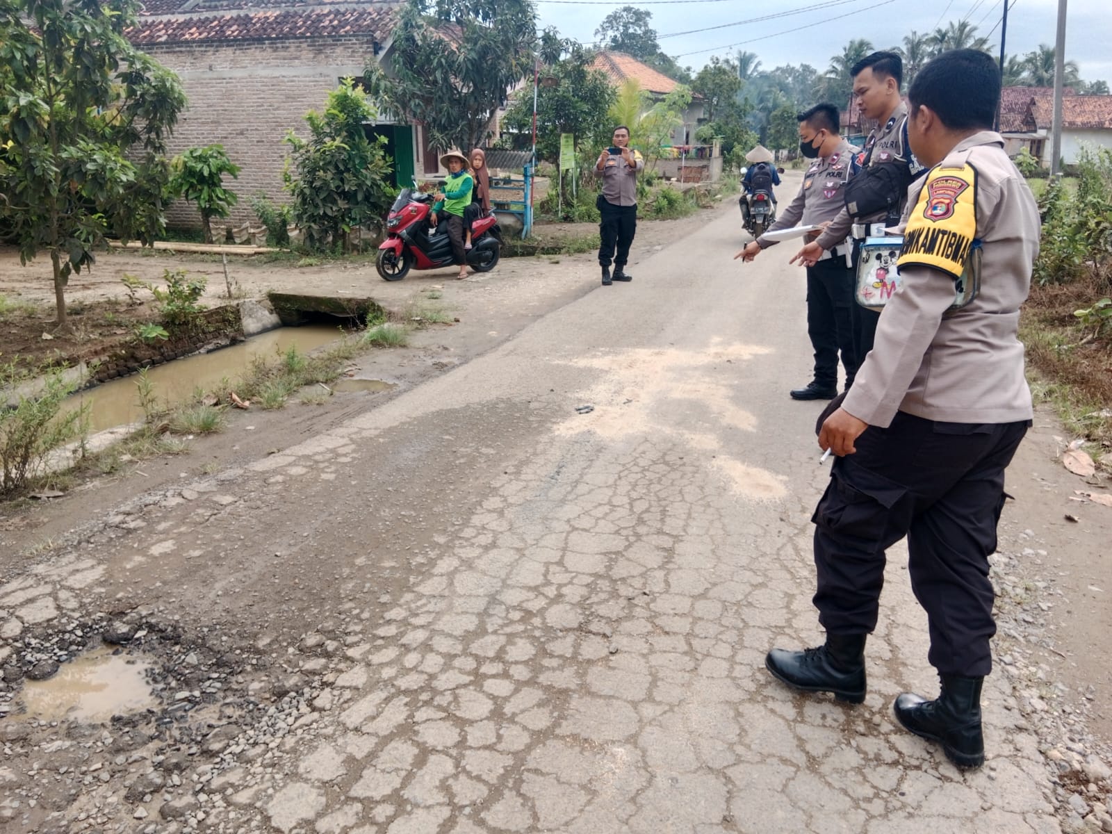 Gagal Nyalip, Pemotor Tewas Terseret Truk
