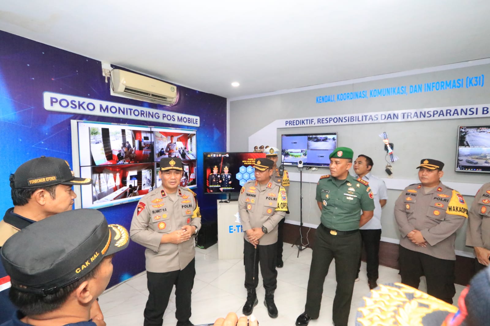 Sapa Petugas Pam Melalui Monitoring Pos Mobile,Waka Polda Jatim Minta Antisipasi Kepadatan Lalin di Lamongan