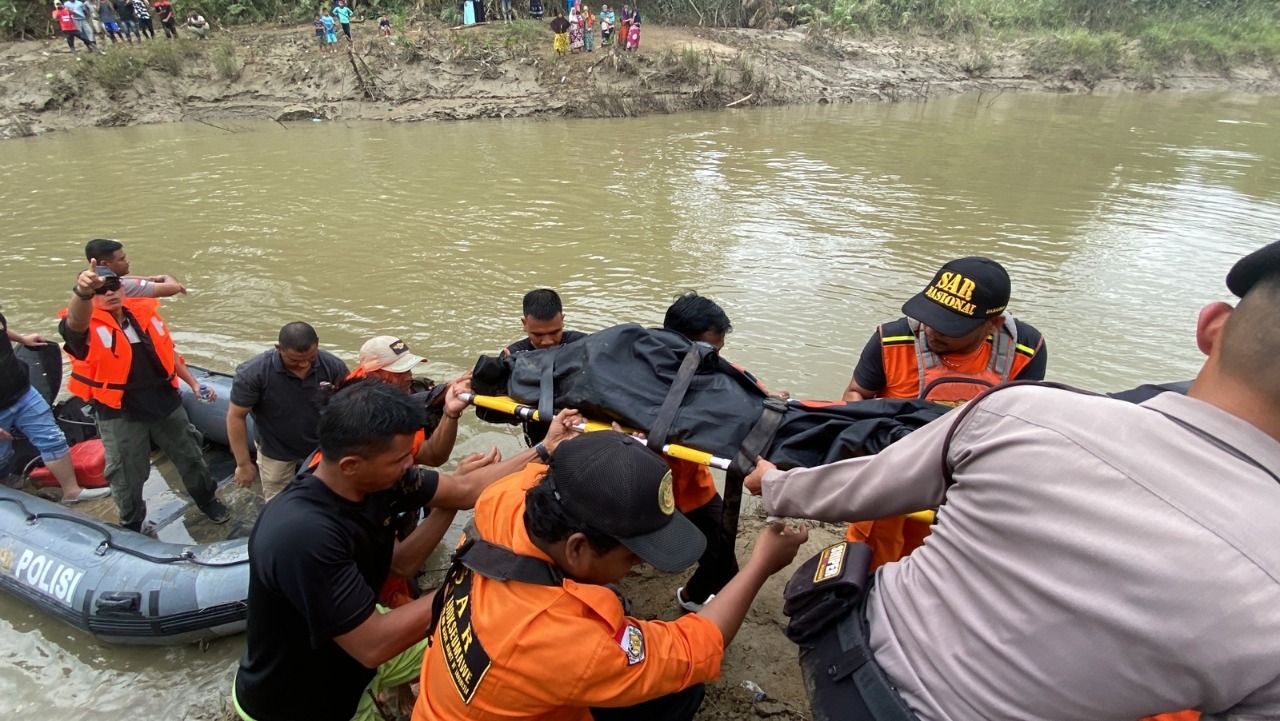 Serahkan Sembako Kepada Keluarga Korban Hanyut, Kapolsek Lhoksukon Do’akan Supaya Tabah