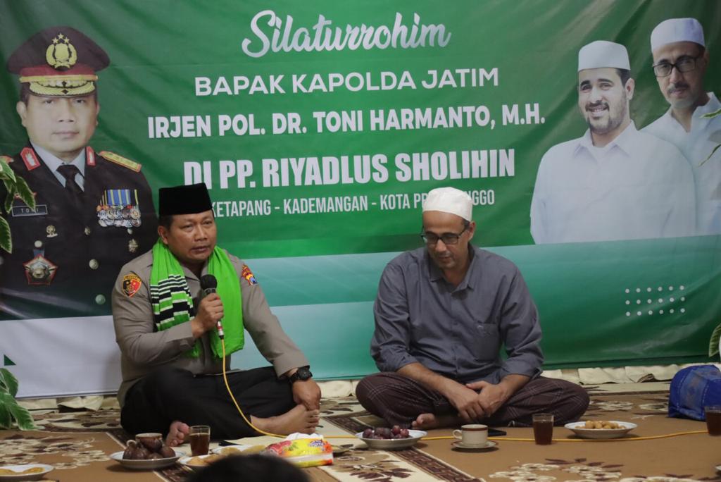 Kunjungi Ponpes Riyadlus Solihin, Kapolda Jatim Bangga Banyaknya Minat Santri Yang Ingin Menjadi Polisi