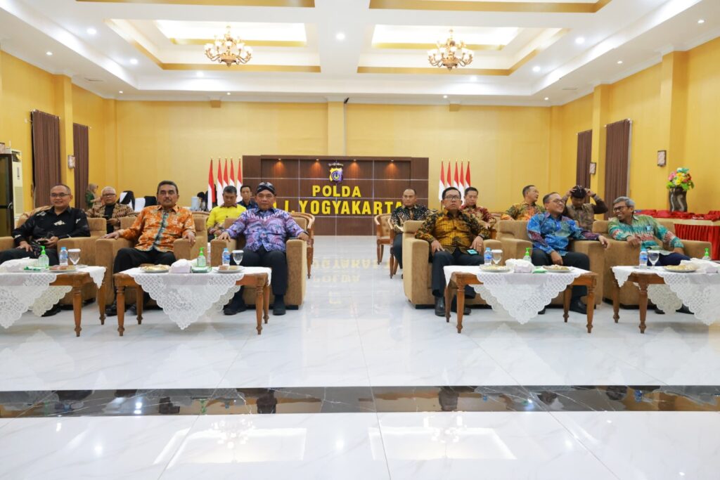 “Pandawa Boyong” Kapolda DIY Nonton Bareng Gelaran Wayang Orang yang Diperankan oleh Panglima TNI, Kapolri, Kasad, Kasau dan Kasal