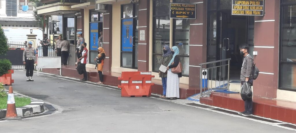 Seluruh Personel Maupun Warga Yang Berada di Mapolres Tasikmalaya Kota, Berdiri Khidmat Selama di Kumandangkan Lagu Kebangsaan Indonesia Raya