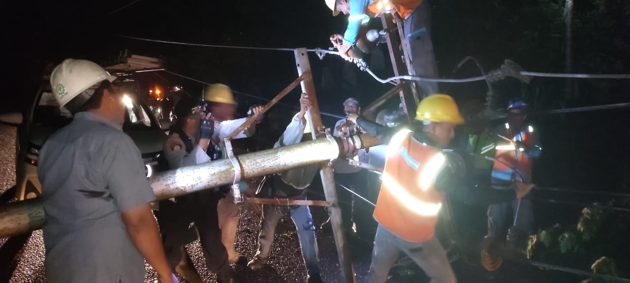 Tiang Listrik Tumbang, Kapolres Aceh Utara Turun Langsung Pastikan Kondisi Arus Lalulintas