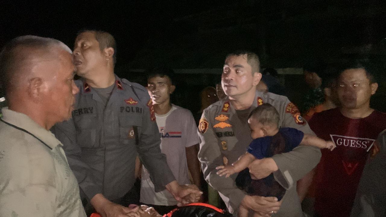 Sigap Bencana Alam, Kapolres Aceh Utara Bantu Evakuasi Warga Korban Banjir