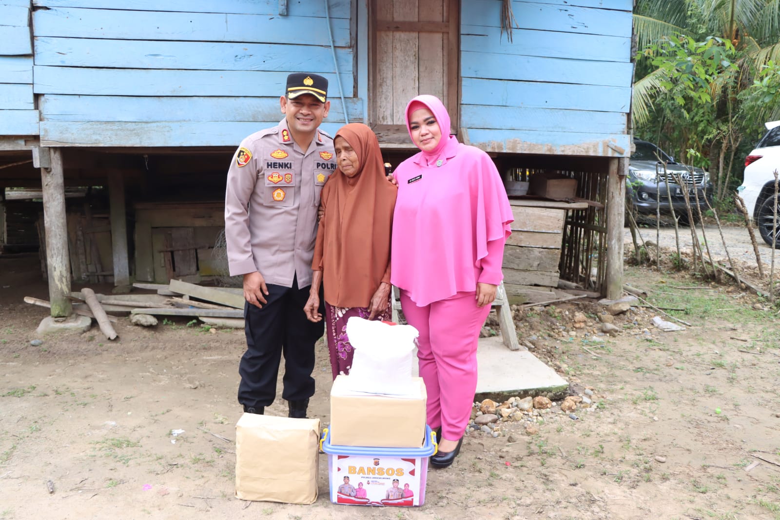 Kapolres Lhokseumawe Bersama Ketua Bhayangkari Serahkan Bansos Kepada Warga Kurang Mampu