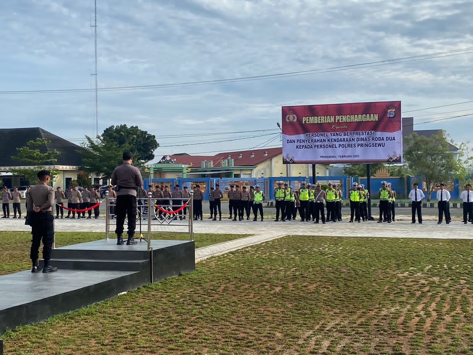 Bentuk Apresiasi, Kapolres Pringsewu Berikan Penghargaan Kepada Personelnya Yang Berprestasi