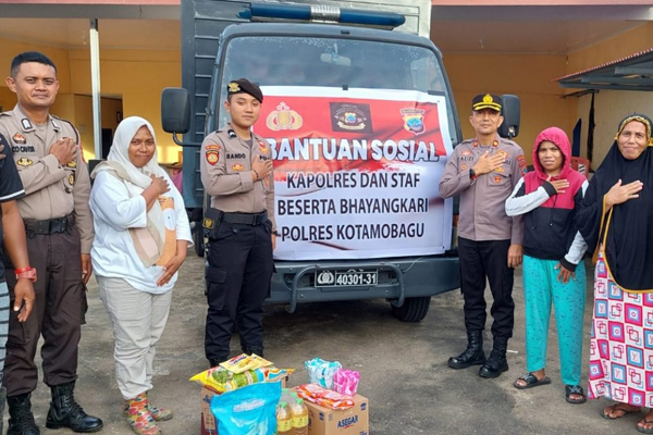 Polres Kotamobagu Serahkan Bantuan kepada Warga Terdampak Banjir Manado