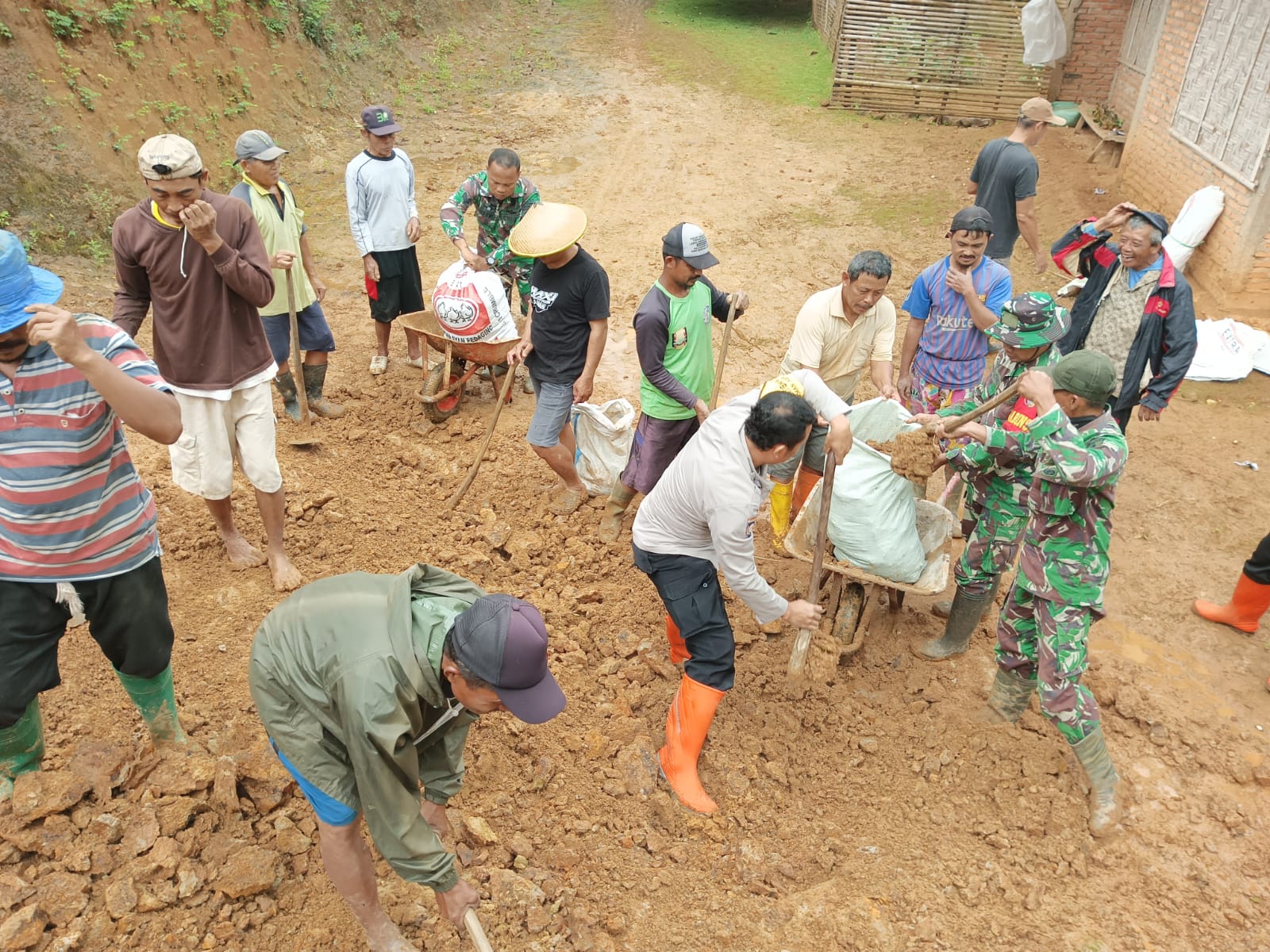 Gerak Cepat Polisi Bersama Tim TRC Kabupaten Pacitan Tangani Longsor