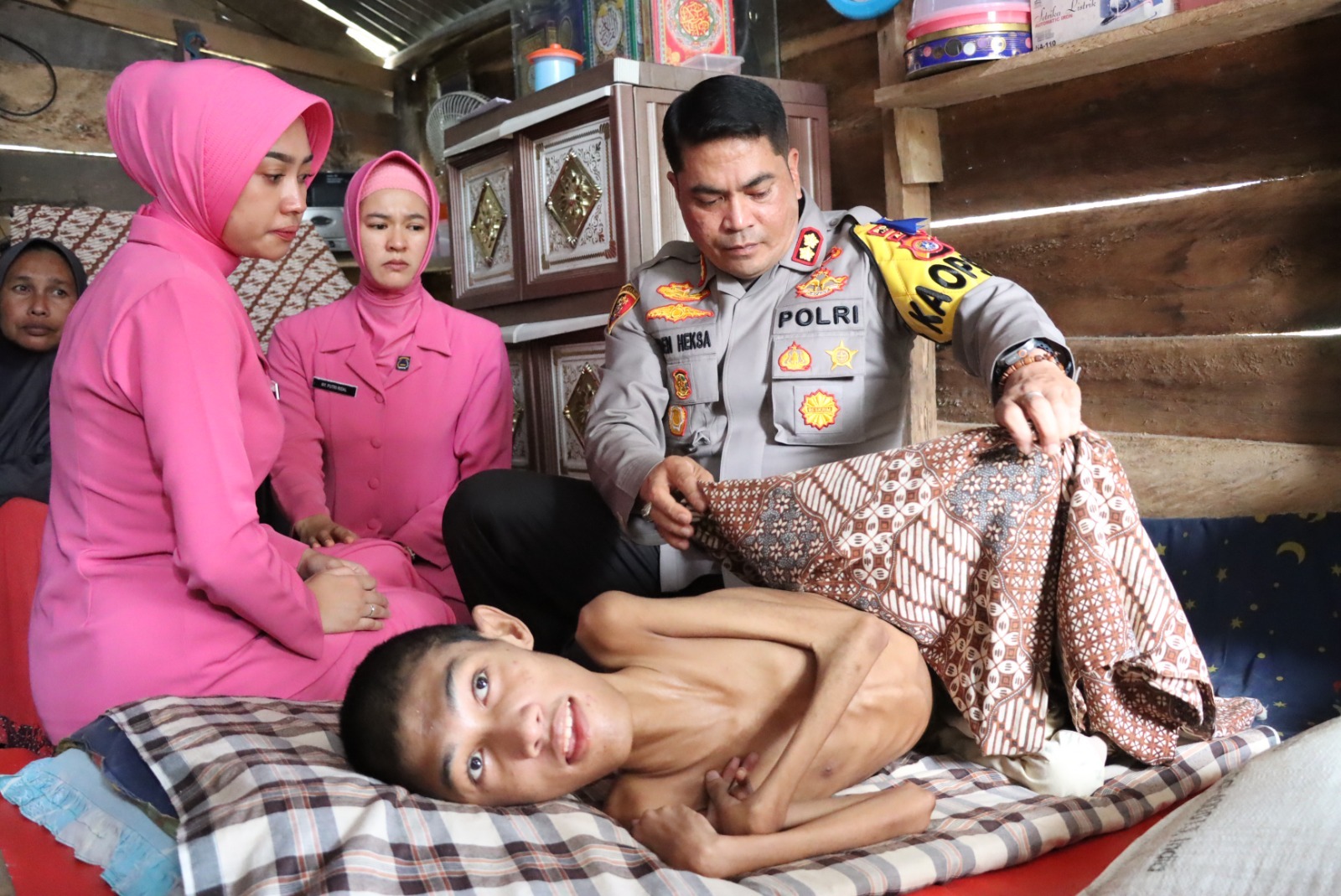 Kapolres Aceh Utara AKBP Deden Heksaputera S, Kunjungi Rumah Warga yang Menderita Sakit
