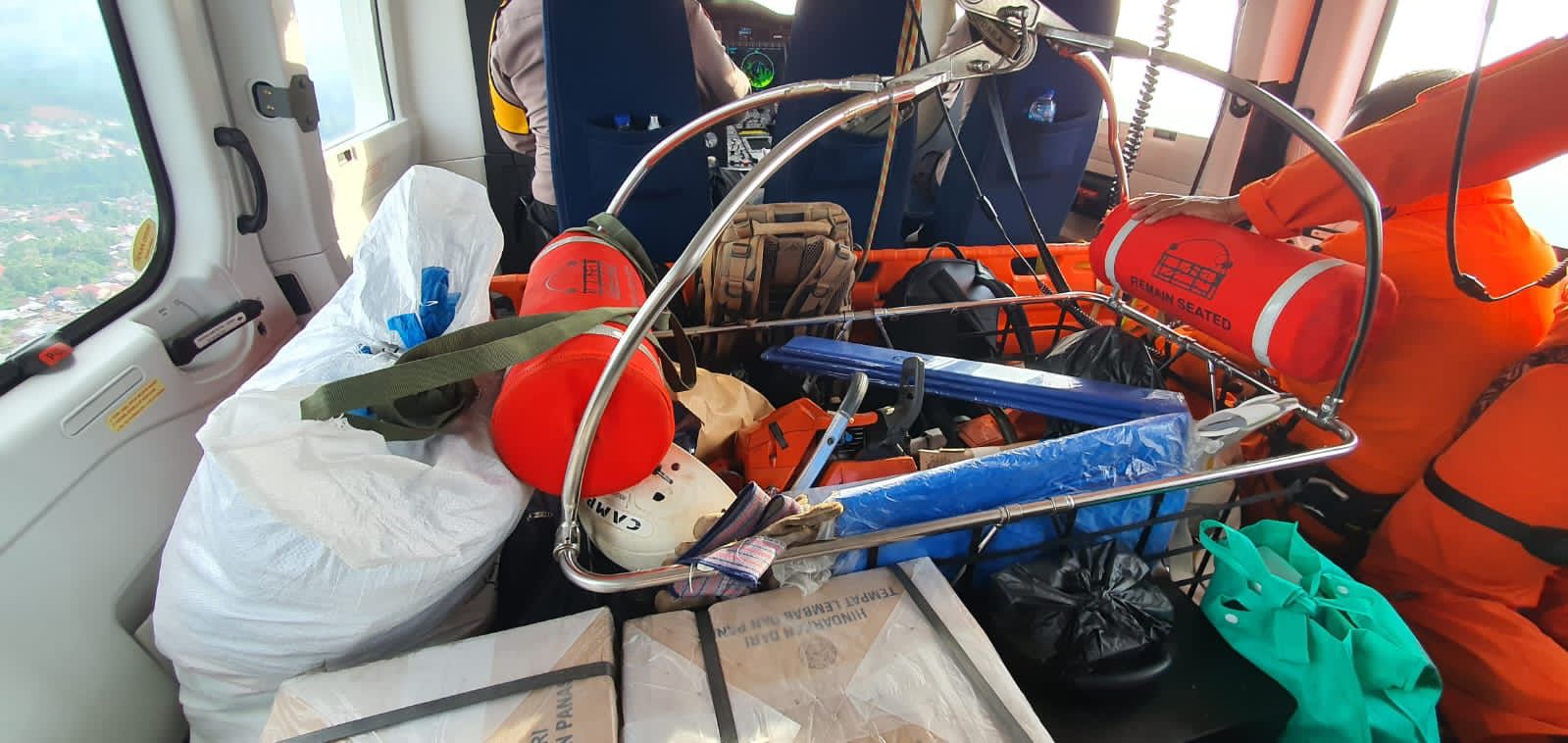 Tim Evakuasi Turunkan Papan Penyangga Punggung Untuk Kapolda Jambi