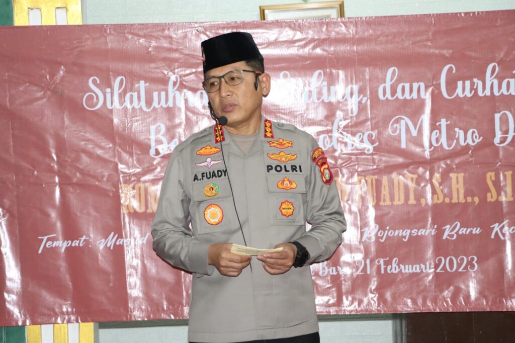 Kapolres Metro Depok Sholat Subuh Keliling di Masjid At Taubah Bojongsari Depok