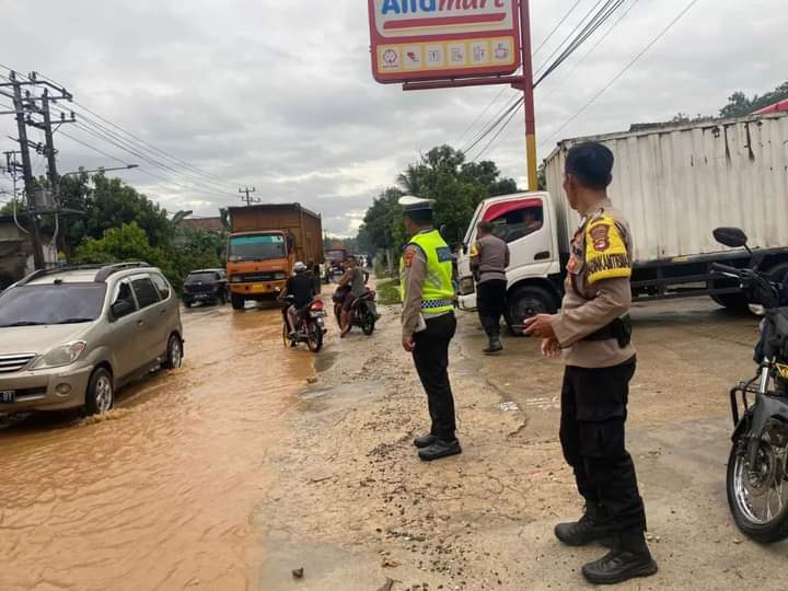 Hujan Lebat Sebabkan dua Ruas Jalan di Pringsewu Tergenang